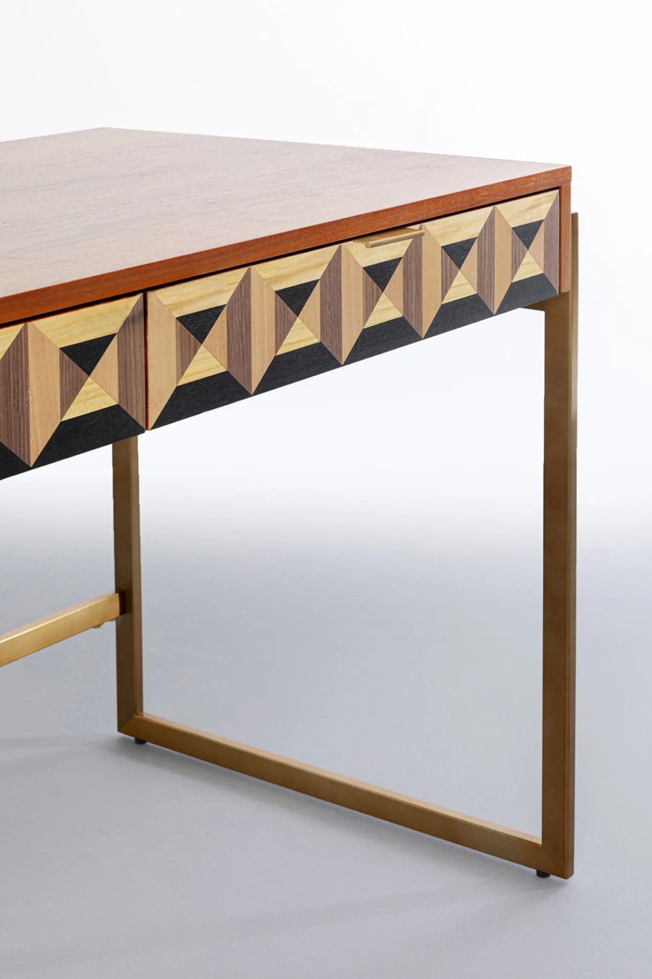 Hot KARE Design Biurko z 2 szufladami fornir orzechowy nogi złote stalowe 120x59 cm front efekt 3D - KARE