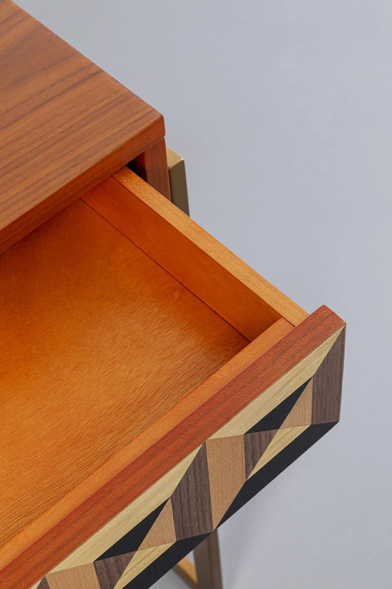 Hot KARE Design Biurko z 2 szufladami fornir orzechowy nogi złote stalowe 120x59 cm front efekt 3D - KARE