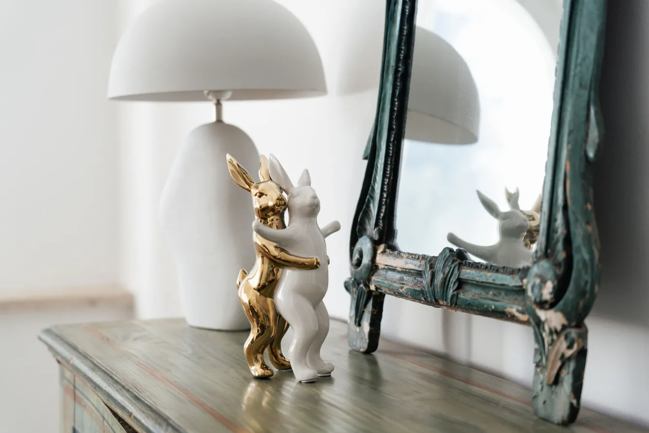 Online KARE Design Figurka dekoracyjna Hugging Rabbits 15x25 cm biało-złota - KARE