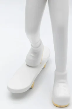 Best KARE Design Figurka dekoracyjna skater astronauta biała 17x33 cm - KARE