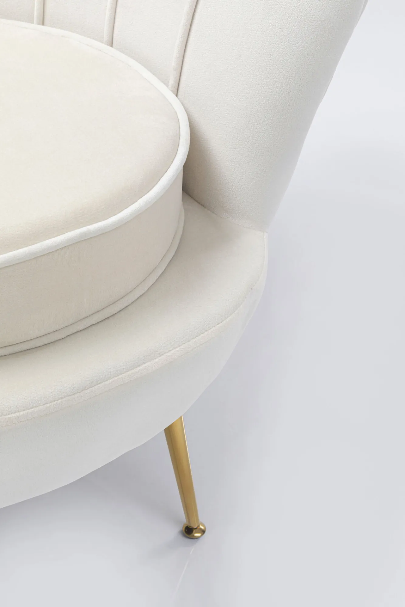 Outlet KARE Design Fotel welurowy nowoczesny beżowy muszelka nogi złote 83x77 cm - KARE