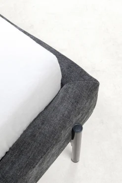 Outlet KARE Design Łóżko podwójne tapicerowane szare nogi czarne stalowe 180x200 cm - KARE