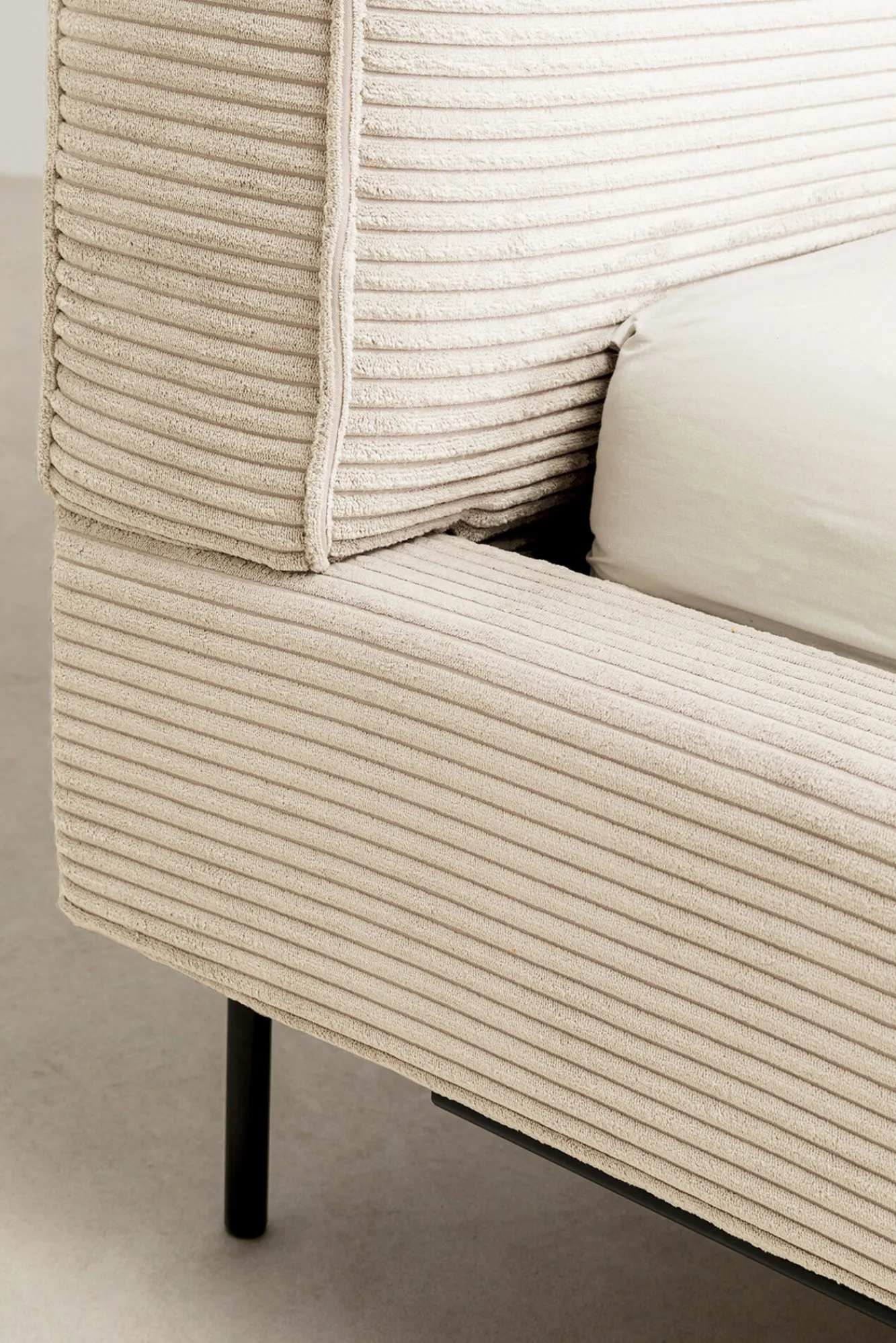 Clearance KARE Design Łóżko podwójne z zagłówkiem kremowe nogi czarne 160x200 cm - KARE