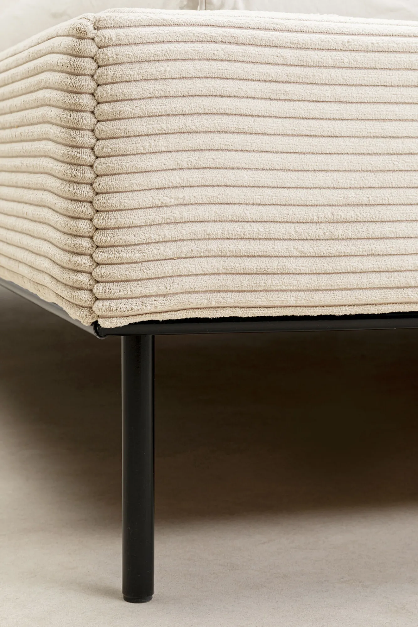 Discount KARE Design Łóżko podwójne z zagłówkiem kremowe nogi czarne 180x200 cm - KARE