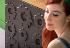 Fashion KARE Design Komoda 3-drzwiowa do salonu drewno mango front czarny motyw kwiatowy 160x75 cm - KARE