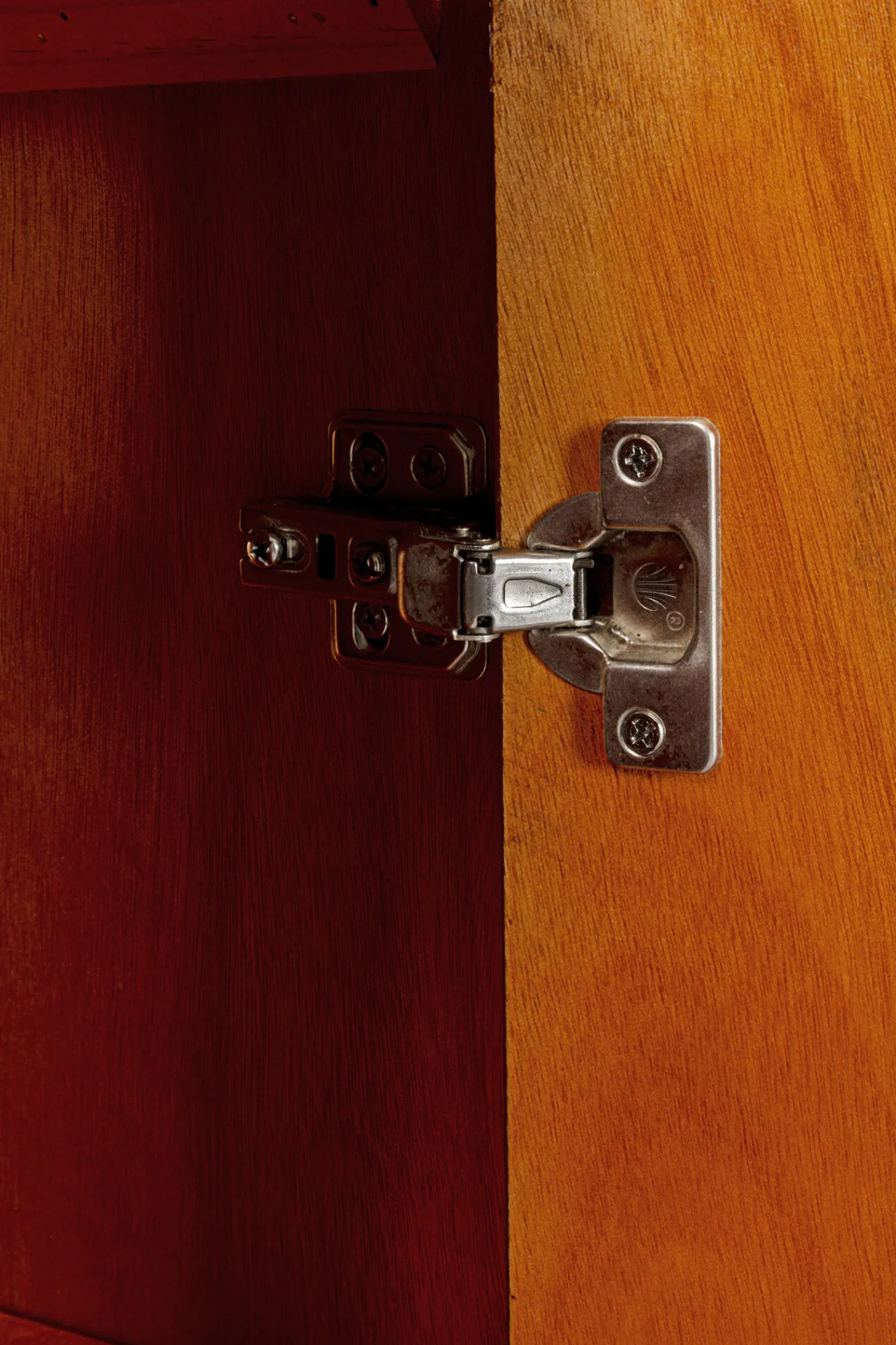 Clearance KARE Design Komoda 3-drzwiowa fornir orzechowy nogi złote stalowe 160x78 cm front efekt 3D - KARE