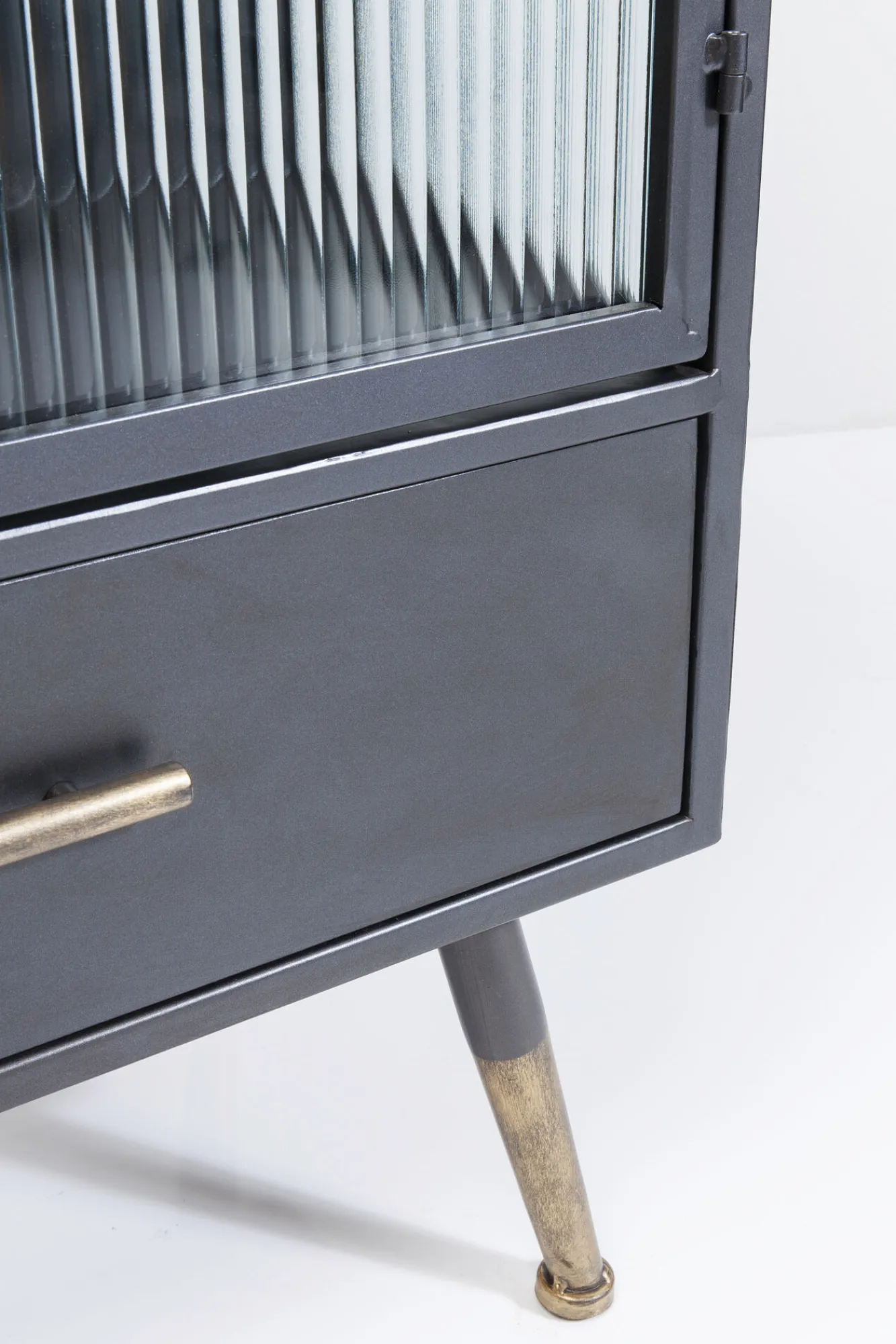 New KARE Design Komoda metalowa czarna grafitowa z przeszklonymi frontami złotymi uchwytami metalowymi nogami 65x38 cm - KARE