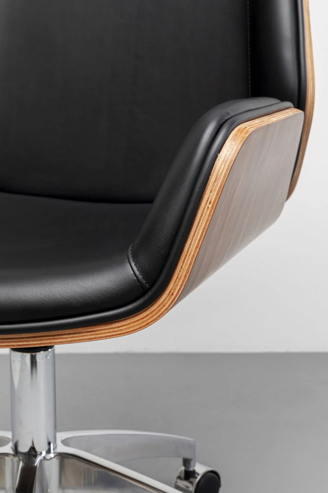 New KARE Design Krzesło biurowe czarne oparcie orzech włoski nogi aluminium 60x100 cm - KARE