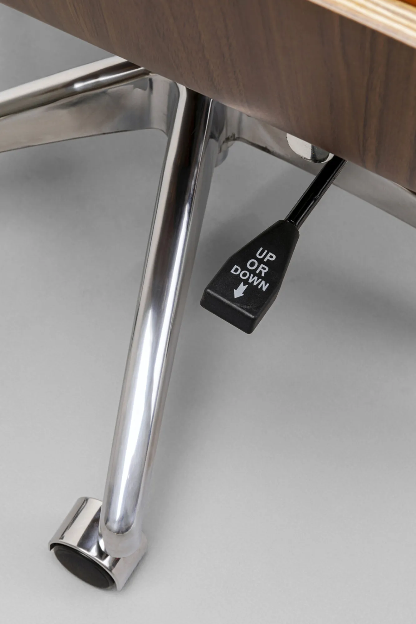 Online KARE Design Krzesło biurowe High Bossy 59x116-124 cm brązowe ekoskóra - KARE