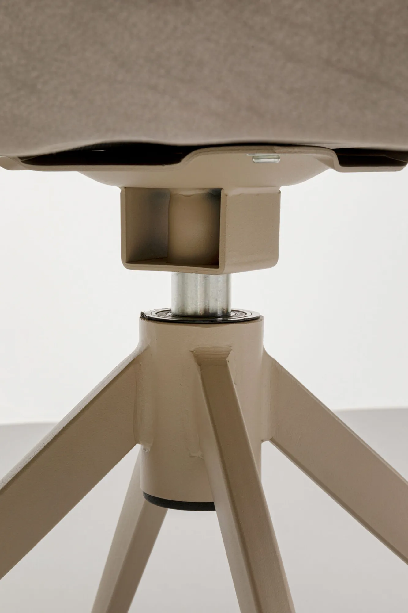 New KARE Design Krzesło obrotowe z podłokietnikami Liverpool greige - KARE