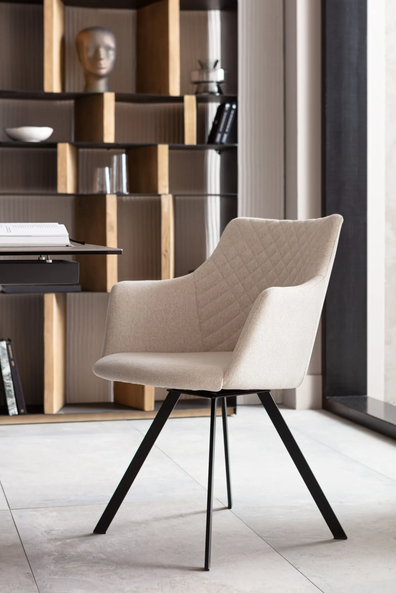 Best KARE Design Krzesło obrotowe z podłokietnikami Coco 53x84 cm kremowe - KARE