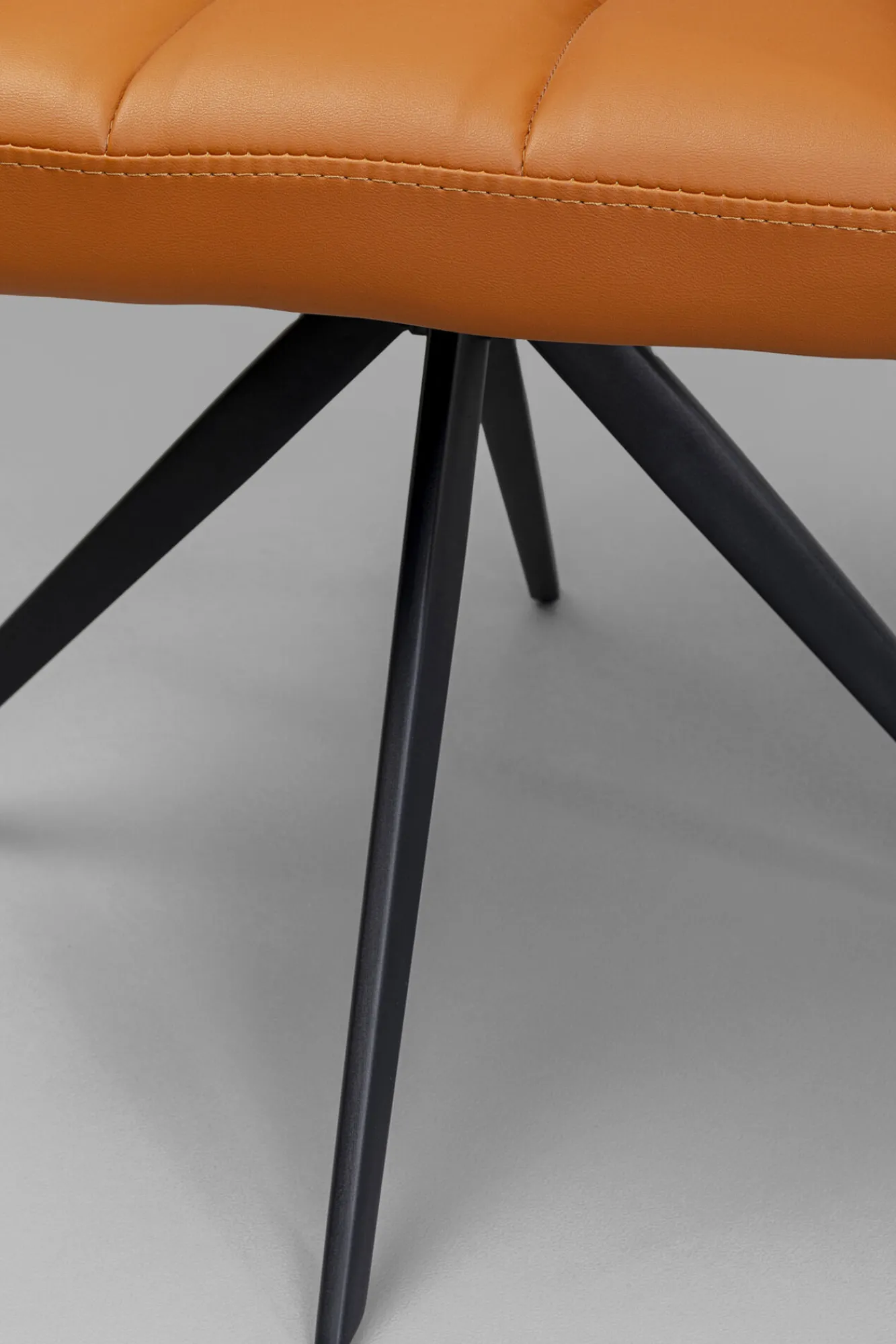 Fashion KARE Design Krzesło obrotowe z podłokietnikami tapicerowane brązowe nogi czarne 65x85 cm - KARE