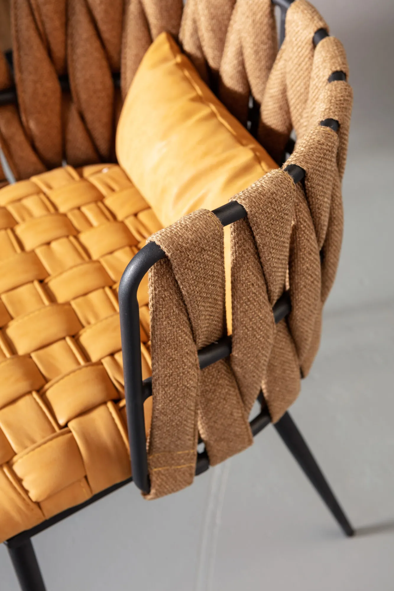 Fashion KARE Design Krzesło z podłokietnikami Cheerio 55x75 cm żółte - KARE