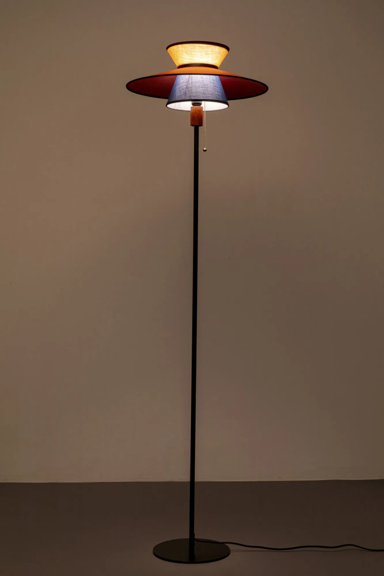 Fashion KARE Design Lampa podłogowa z kolorowym kloszem podstawa czarna Ø45x160 cm - KARE