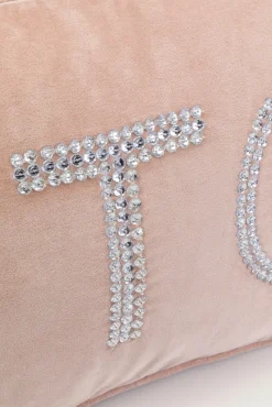 Hot KARE Design Poduszka dekoracyjna bladoróżowa aksamitna z napisem Bitch 60x35 cm - KARE