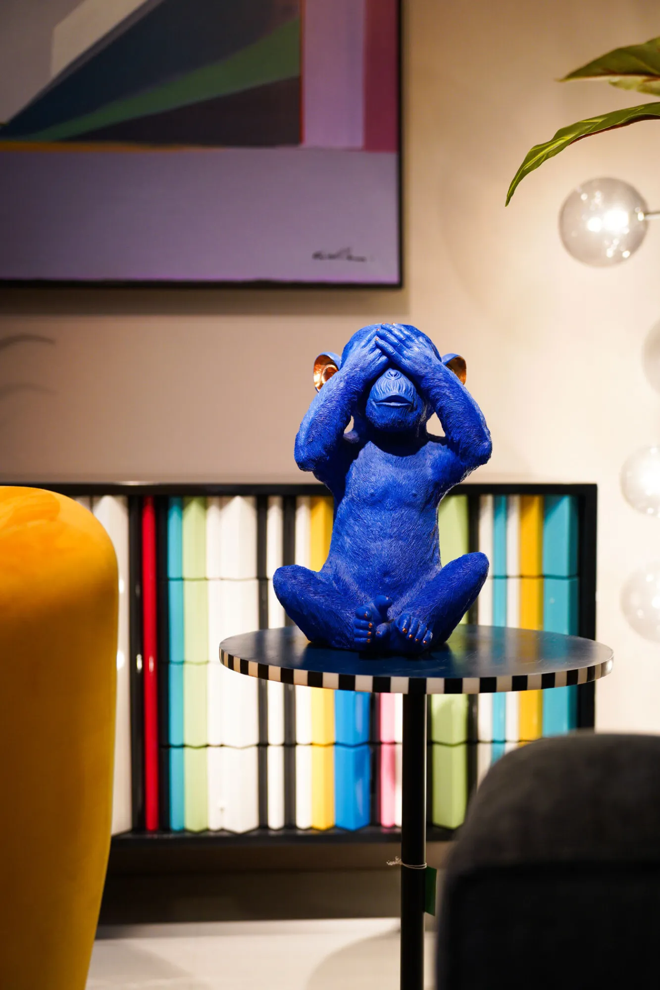 Outlet KARE Design Skarbonka Monkey Mizaru 24x35 cm niebieska - KARE