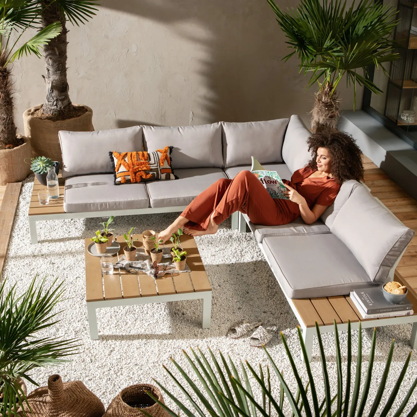 Online KARE Design Sofa ogrodowa ze stolikiem Holiday White 242x242 cm - KARE