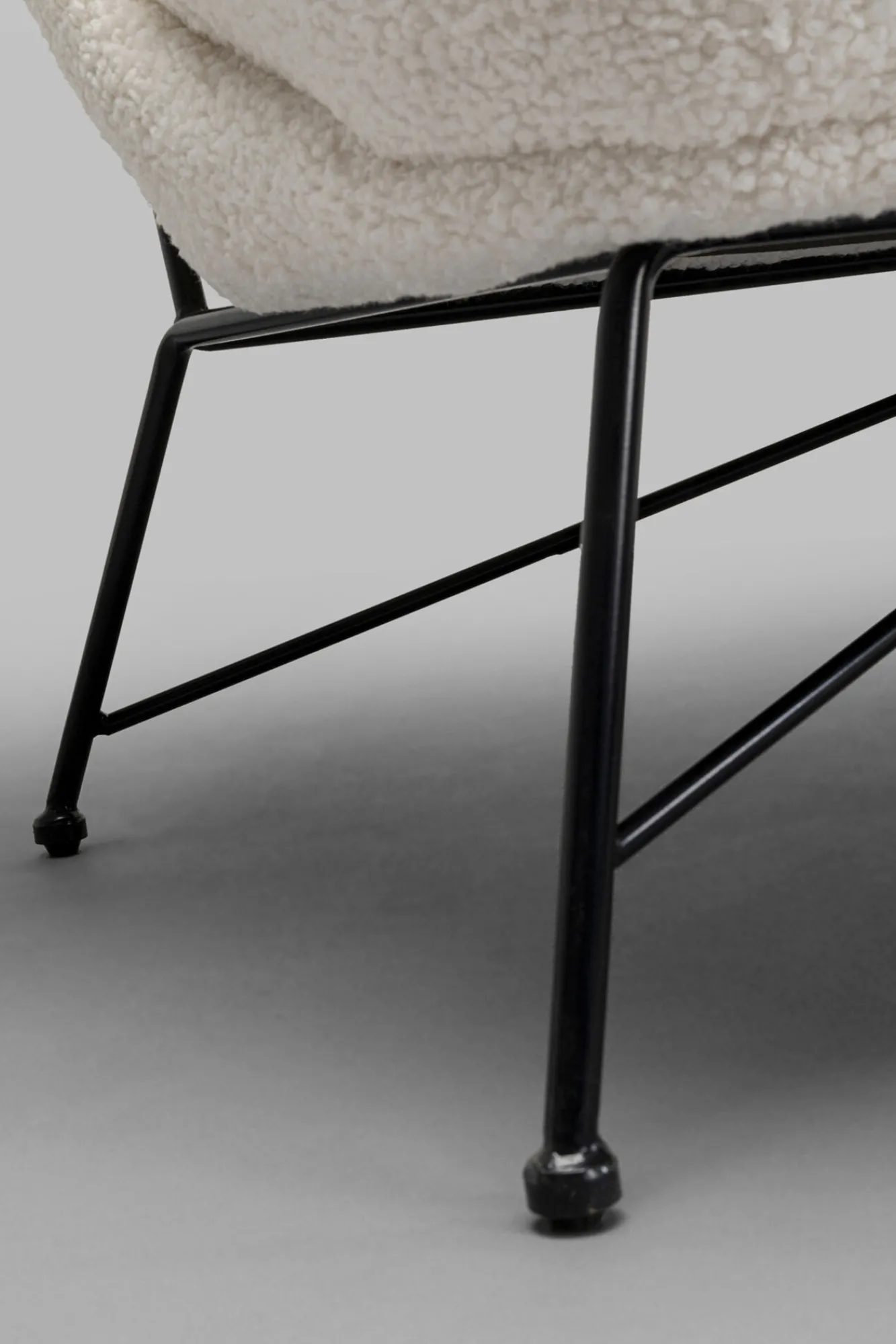 Outlet KARE Design Sofa 2-osobowa biała boucle nogi czarne stalowe 139 cm - KARE