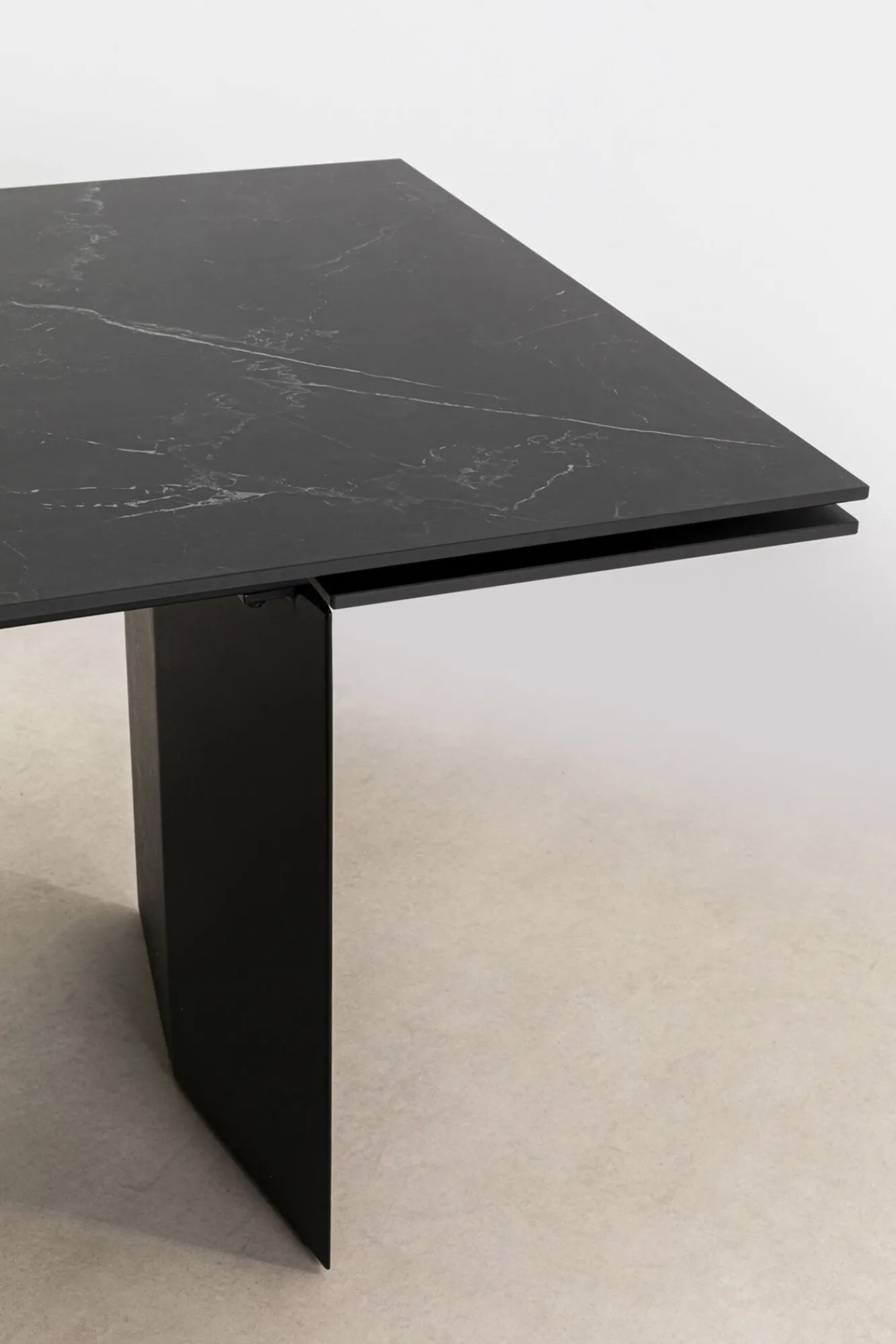 Discount KARE Design Stół rozkładany Novel 180-260x90 cm czarny - blat ceramika - KARE