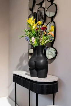 Fashion KARE Design Wazon czarny z motywem ludzkiego ciała 27x40 cm - KARE